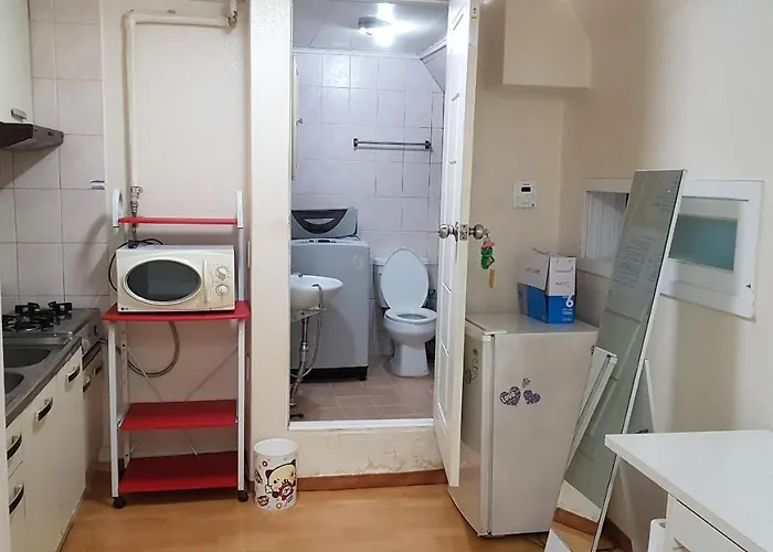 Гостевой дом White House Close To The Airport Сеул