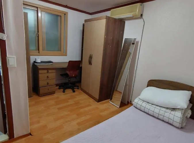 Гостевой дом White House Close To The Airport