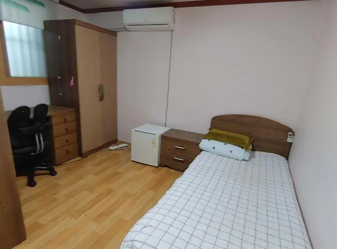 Гостевой дом White House Close To The Airport Сеул
