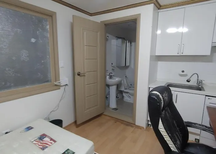 Гостевой дом White House Close To The Airport *
