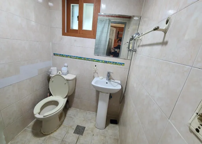Гостевой дом White House Close To The Airport